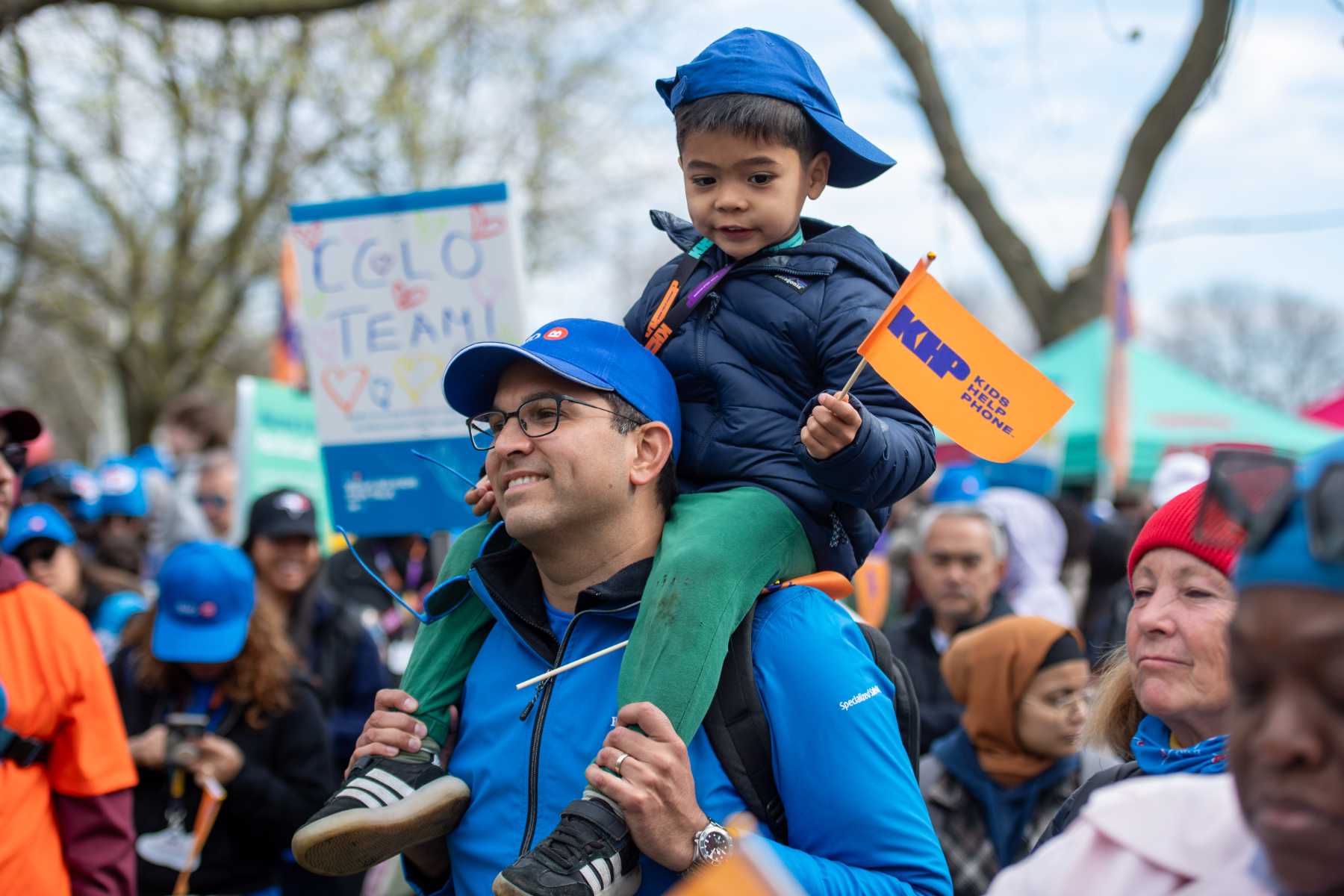 Un jeune garçon sur les épaules de son père lors de l'événement